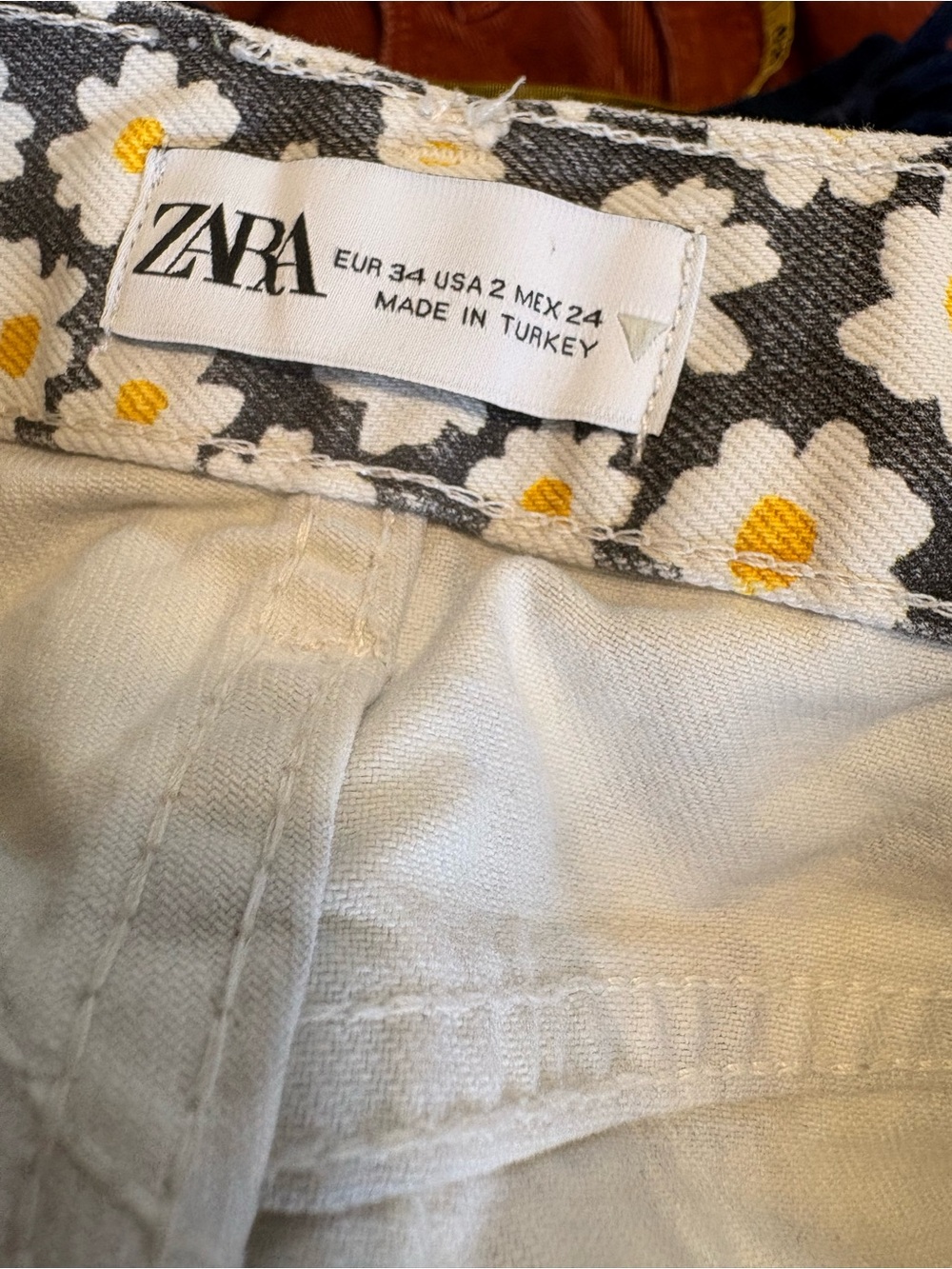 Zara Black White Daisy Print Distressed Denim Cutoff Shorts Y2K Size 2 - Picture 5 of 8